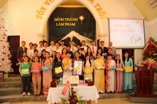 Hội Thánh trao tặng quà cho những cá nhân xuất sắc trong công tác nhà Chúa cũng như học Kinh Thánh của năm 2012